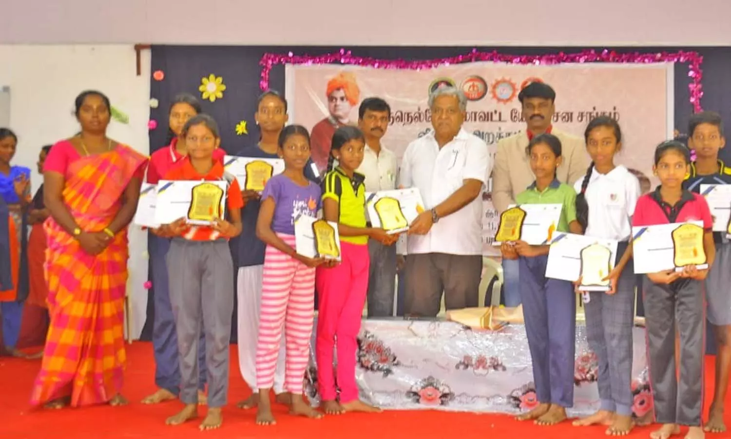 நெல்லை மாவட்ட யோகாசன சங்கம் சார்பில் பள்ளி மாணவ- மாணவிகளுக்கு ஸ்கேட்டிங் போட்டி