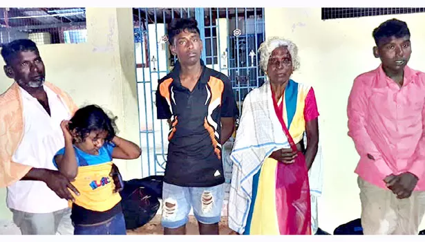 இலங்கையில் இருந்து ஒரே குடும்பத்தை சேர்ந்த 5 பேர் அகதிகளாக தனுஷ்கோடி வருகை இலங்கையில் இருந்து ஒரே குடும்பத்தை சேர்ந்த 5 பேர் அகதிகளாக தனுஷ்கோடி வருகை