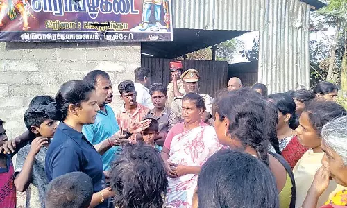 புதுவை அருகே சாராயக்கடையை சூறையாடிய பெண்கள்- பொருட்களை அடித்து நொறுக்கினர்