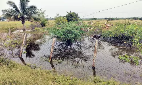 சாத்தான்குளம் அருகே  கூட்டுக்குடிநீர் திட்ட குழாய் உடைந்து வீணாகும் குடிநீர் - கிராம மக்கள் புகார்