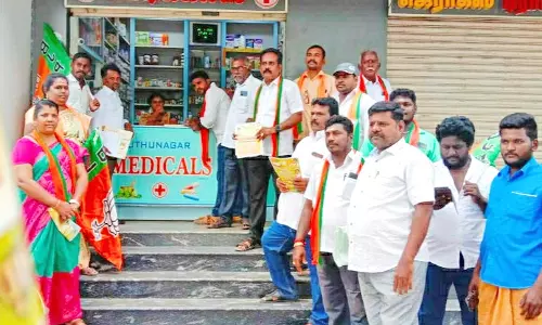 தூத்துக்குடியில் மின் கட்டண உயர்வை கண்டித்து வியாபாரிகளிடம் மனுக்கள் பெற்ற பா.ஜ.க.வினர்