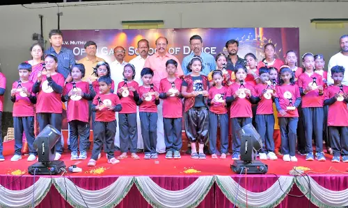 கோவில்பட்டியில் நடனப்போட்டியில் வெற்றி பெற்ற  மாணவ-மாணவிகளுக்கு பரிசு - கடம்பூர் ராஜூ எம்.எல்.ஏ. வழங்கினார்