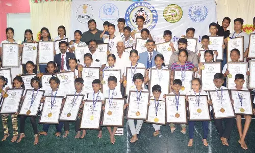 ஒரு மணி நேரம் யோகா செய்து மாணவர்கள் சாதனை
