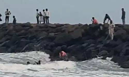 திருவொற்றியூர் கடலில் மூழ்கிய கல்லூரி மாணவ-மாணவிகள்: போராடி மீட்ட மீனவர்கள்