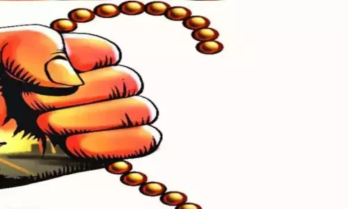 நடுரோட்டில் ஆட்டோவை நிறுத்தி பயணியிடம் நகை பறிப்பு