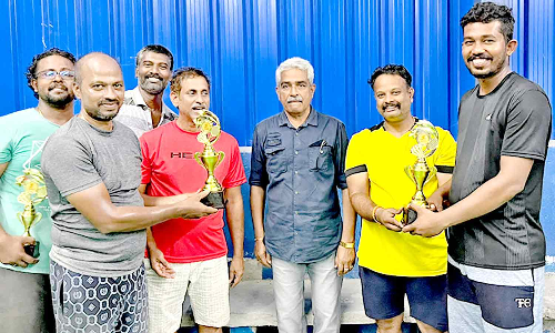 பேட்மிண்டன் போட்டியில் வெற்றி பெற்றவர்களுக்கு பரிசு