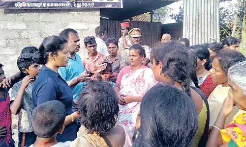 சாராயக் கடையை சூறையாடிய பெண்கள்