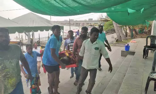 கார் மோதியதில் ஆற்றில் தூக்கி வீசப்பட்ட பெண்