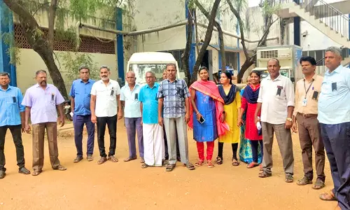 அகவிலைப்படி உயர்வு கேட்டு  நெல்லையில் ஆவின் ஊழியர்கள்  கருப்பு பேட்ஜ் அணிந்து போராட்டம்