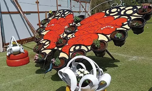 ஊட்டியில்  பழைய பொருட்களில் தயாரான பட்டாம்பூச்சி-ரெயில்