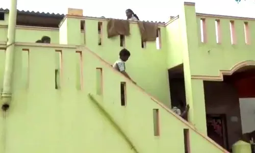 வீட்டின் மொட்டை மாடியில் நடக்கும் வகுப்பறைகள்