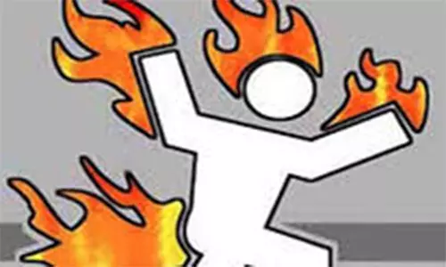 வேலூர் கலெக்டர் அலுவலகத்தில் முதியவர்கள் 2 பேர் தீக்குளிக்க முயற்சி