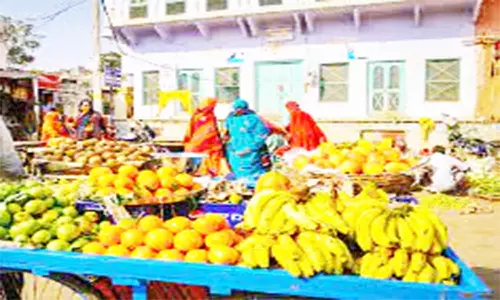 வேலூர் மார்க்கெட் பகுதியில் உள்ள தள்ளுவண்டி வியாபாரிகளிடம் வாடகை வசூல் செய்ய வேண்டும்