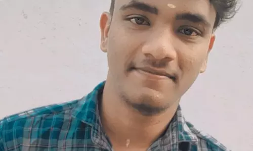 மோட்டார் சைக்கிள் சென்ற வாலிபர் மேம்பாலத்தில் இருந்து தவறி விழுந்து படுகாயம்