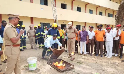 தீயணைப்பு துறை சார்பில் மாணவர்களுக்கு பேரிடர் மீட்பு குறித்து செயல் விளக்க பயிற்சி முகாம்