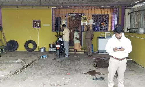 பட்டப்பகலில் முகமூடி கொள்ளை... இளம்பெண்ணை தாக்கி நகைகளை திருடிச் சென்ற வாலிபருக்கு வலைவீச்சு