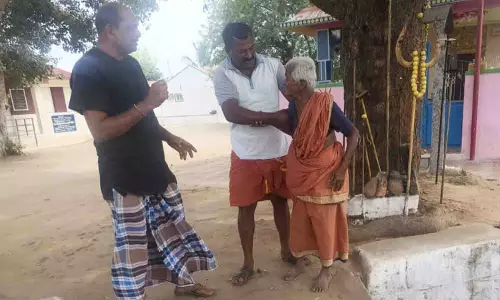 முகவரி தெரியாமல் தவித்த மூதாட்டிக்கு உதவிய பொதுமக்கள்