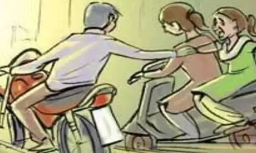பல்லடம் அருகே  மோட்டார் சைக்கிளில் சென்ற பெண்ணிடம் நகைப் பறிப்பு