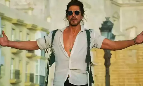 சென்னையில் ஷாருக்கானுக்கு கட்அவுட் வைத்து ரசிகர்கள் கொண்டாட்டம்