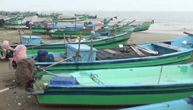 வேதாரண்யத்தில் கடல் சீற்றம்: 5000 மீனவர்கள் 3-வது நாளாக இன்று மீன்பிடிக்க செல்லவில்லை வேதாரண்யத்தில் கடல் சீற்றம்: 5000 மீனவர்கள் 3-வது நாளாக இன்று மீன்பிடிக்க செல்லவில்லை