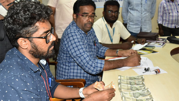 ஈரோட்டில் இன்று உரிய ஆவணங்கள் இன்றி கொண்டு வரப்பட்ட ரூ.1.34 லட்சம் பணம் பறிமுதல்