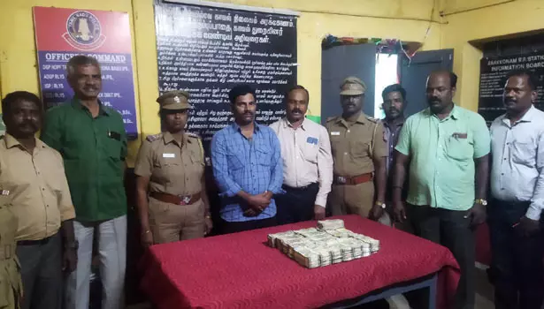 அரக்கோணத்தில் சென்னை ரெயிலில் பறிமுதல் செய்யப்பட்ட ரூ.47 லட்சம் ஹவாலா பணமா?- போலீசார் விசாரணை அரக்கோணத்தில் சென்னை ரெயிலில் பறிமுதல் செய்யப்பட்ட ரூ.47 லட்சம் ஹவாலா பணமா?- போலீசார் விசாரணை