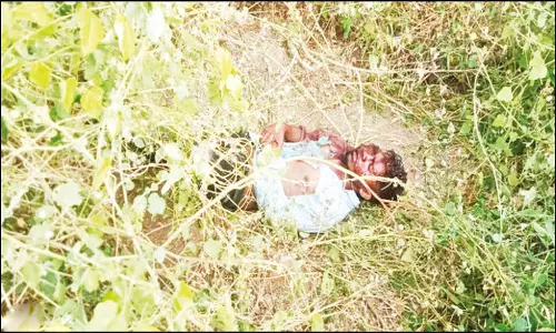 ரெயிலில் இருந்து தவறி முட்புதரில் விழுந்து விடிய, விடிய உயிருக்கு போராடிய வாலிபர்