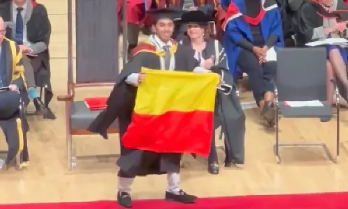 லண்டன் பல்கலைக்கழக பட்டமளிப்பு விழாவில் கன்னட கொடியை பிடித்தபடி பட்டம் பெற்ற கர்நாடக மாணவர்