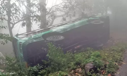 கடும் பனி மூட்டம் காரணமாக விபத்து- சிறுமலையில் அரசு பஸ் கவிழ்ந்து 14 பேர் படுகாயம்