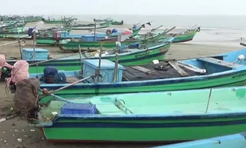 வேதாரண்யத்தில் கடல் சீற்றம்: 5000 மீனவர்கள் 3-வது நாளாக  இன்று மீன்பிடிக்க செல்லவில்லை