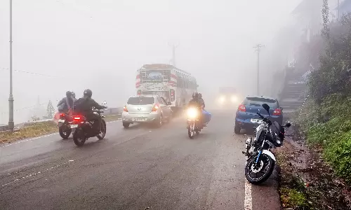 கொடைக்கானலில் சாரல் மழையுடன் கடும் பனிமூட்டத்தால் மக்கள் பாதிப்பு