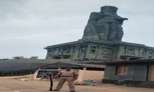 குடியரசு தினத்தையொட்டி கன்னியாகுமரியில் திருவள்ளுவர் சிலைக்கு துப்பாக்கி ஏந்திய போலீஸ் பாதுகாப்பு