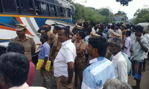 அரசு பஸ்கள் நின்று செல்லாததால் பொதுமக்கள் சாலை மறியல்