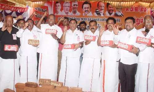 எங்கே எய்ம்ஸ்...?- தி.மு.க. கூட்டணி கட்சியினர் செங்கல் ஏந்தி போராட்டம்