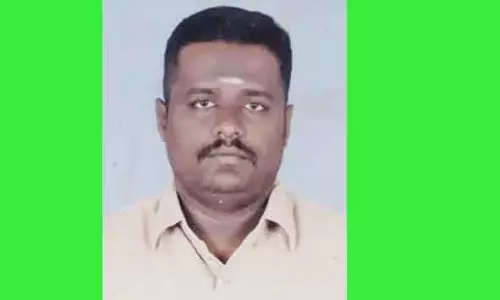 லாரி மீது கார் மோதல்