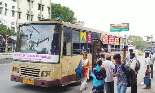 மதுரை: அரசு பஸ்களின் அவலநிலையால் பயணிகள் அவதி
