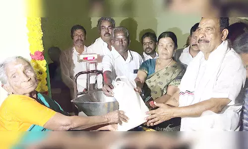 குடும்ப அட்டைதாரர்களுக்கு ரேஷன் பொருட்கள் வழங்கல்