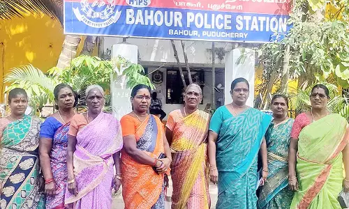 கைப்பந்து பயிற்சியாளரை கைது செய்ய கோரி போராட்டம்