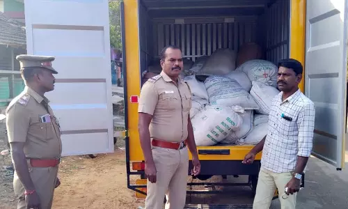 லாரியில் கடத்திய ரேஷன் அரிசி மூட்டைகள் பறிமுதல்