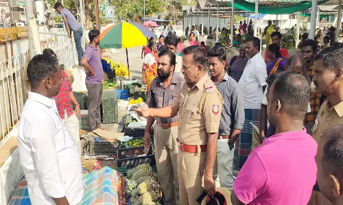 கடலூர் உழவர் சந்தையில் பரபரப்பு: :வியாபாரி- போலீசார்     கடும் வாக்குவாதம்