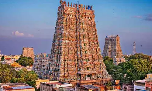 மீனாட்சி அம்மன் கோவிலில் காணிக்கை உண்டியல் எண்ணும் பணி