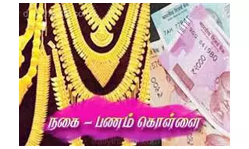 ரியல் எஸ்டேட் அதிபர்களிடம் கார் நகை பறிப்பு