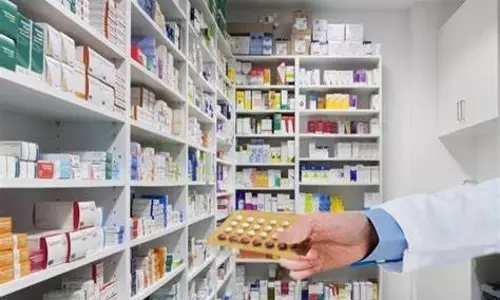 மருத்துவமனைகளாக மாறும் மருந்து கடைகள்