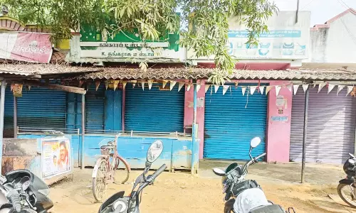 சாலை சீரமைப்பு பணியில் தொய்வு- ஆலங்குடி அருகே கடையடைப்பு போராட்டம்