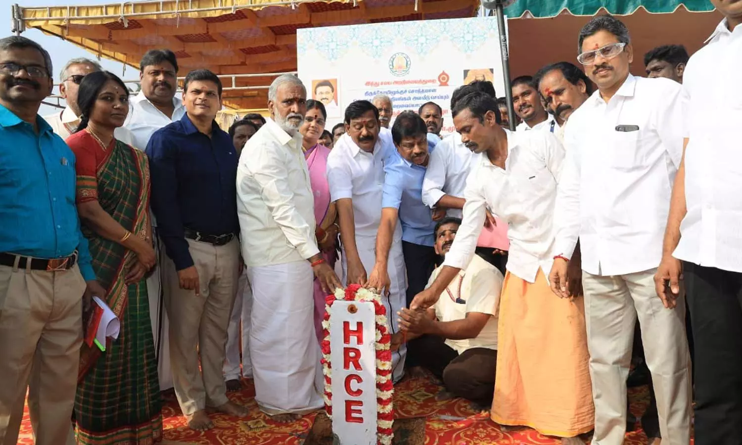 இந்து கோவில்களுக்கு சொந்தமான 1,00,001-வது ஏக்கர் நில அளவீடு செய்யும் பணி- தொடங்கி வைத்த அமைச்சர் சேகர்பாபு இந்து கோவில்களுக்கு சொந்தமான 1,00,001-வது ஏக்கர் நில அளவீடு செய்யும் பணி- தொடங்கி வைத்த அமைச்சர் சேகர்பாபு