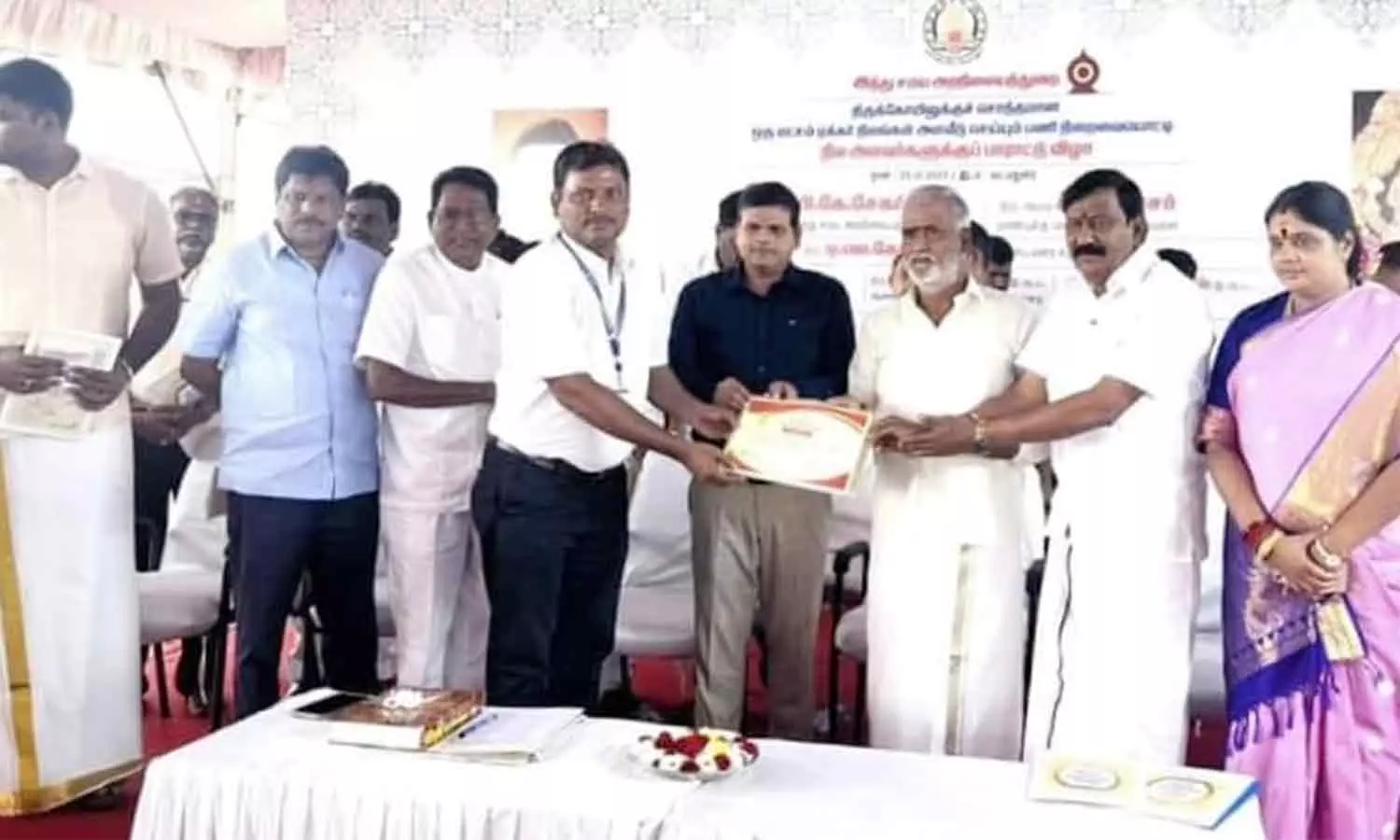 இந்து கோவில்களுக்கு சொந்தமான 1,00,001-வது ஏக்கர் நில அளவீடு செய்யும் பணி- தொடங்கி வைத்த அமைச்சர் சேகர்பாபு இந்து கோவில்களுக்கு சொந்தமான 1,00,001-வது ஏக்கர் நில அளவீடு செய்யும் பணி- தொடங்கி வைத்த அமைச்சர் சேகர்பாபு