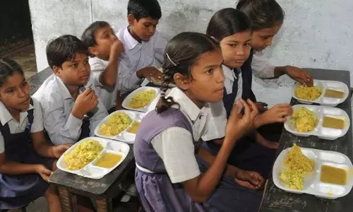 பள்ளியில் மதிய உணவு சாப்பிட்ட மாணவிகளுக்கு திடீர் உடல்நலக் குறைவு