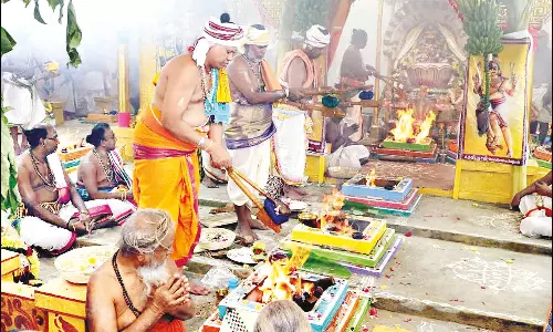 கும்பாபிஷேகத்தை முன்னிட்டு பழனி முருகன் கோவிலில் யாக பூஜை