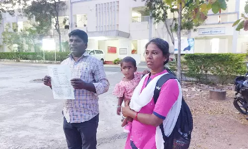 அபராத ரசீதில் ஒரு தொகை-கையில் கேட்டது ஒரு தொகை: நியாயம் கேட்டவரை எட்டி உதைத்த போக்குவரத்து காவலர்கள்