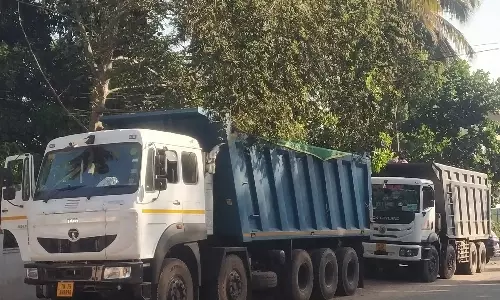 மார்த்தாண்டம் அருகே அதிக பாரம் ஏற்றி சென்ற 2 கனரக லாரிகள் பறிமுதல்